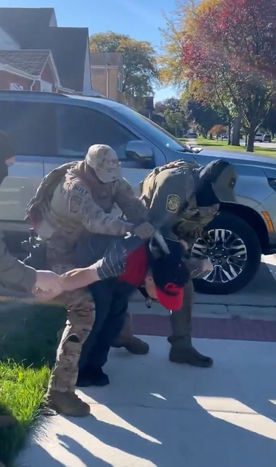 Imagen de Agentes del ICE arrestan a Antonio Enriquez señor de 53 años con situación legal en Estados Unidos. Les gritaba vamos a mi casa para mostrarles sus papeles pero los agentes del ICE solo lo sometieron. 